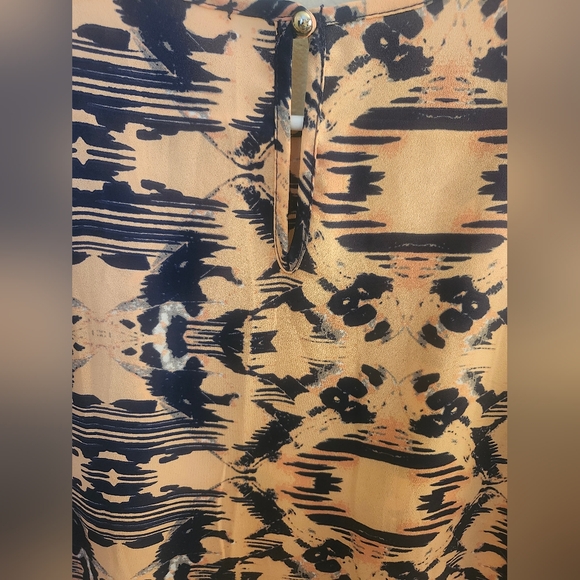 EVERLY Size small Peach Abstract Design top - Picture 6 of 6